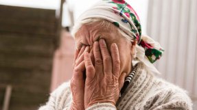 <p>82-åriga Taisiya Gregorivnas hus i Ukraina har träffats flera gånger av granater. </p>
82-åriga Taisiya Gregorivnas hus i Ukraina har träffats flera gånger av granater.