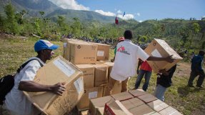 För att hjälpa människor som drabbades av orkanen Matthew i Haiti delar vi nu ut byggmaterial, hygienartiklar, vattenförvaring och vattenreningstabletter, filtar och energikex. 