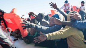 Människor räddas från en gummibåt utanför Libyens kust. 