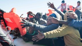 <p>Människor räddas från en gummibåt utanför Libyens kust. </p>
Människor räddas från en gummibåt utanför Libyens kust.