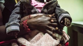 <p>I Kenya arbetar vi bland annat med patienter som har hiv/aids och personer som utsatts för sexuellt våld. Barnet på bilden är inte flickan i texten.</p>
I Kenya arbetar vi bland annat med patienter som har hiv/aids och personer som utsatts för sexuellt våld.