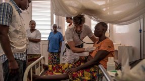Johan Berg arbetar som läkare i Bangassou, Centralafrikanska republiken.