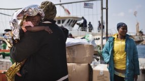 EU: s medlemsstater kan inte längre ignorera att deras politik kostar människoliv. Bilden är tagen på Lampedusa vid ett tidigare tillfälle och alltså inte i samband med båtolyckan i förra veckan.