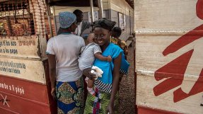 <p>En mamma och hennes barn vid ingången till Castor sjukhus, Centralafrikanska republiken.</p>
En mamma och hennes barn vid ingången till Castor sjukhus, Centralafrikanska republiken.