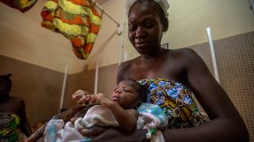 Den nyblivna mamman Clara tillsammans med sin nyfödda bebis, som förlöstes med kejsarsnitt på Castor sjukhus, Centralafrikanska republiken.