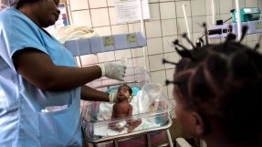 <p><br />
En av våra sjuksköterskor visar en mamma hur hon ska mata sin för tidigt födda bebis på neonatalavdelningen på Castor-sjukhuset i Bangui.</p>
I Centralafrikanska republiken råder brist på specialistvård för för tidigt födda barn