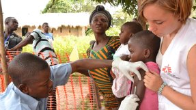 Ett barn vaccineras mot mässling under vår vaccinationskampanj i Kongo-Kinshasa.