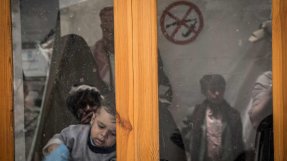 <p>Bilden vid entrén till Haydan-sjukhuset i Jemen talar tydligt om att alla vapen måste lämnas utanför. </p>
Bilden vid entrén till Haydan-sjukhuset i Jemen talar tydligt om att alla vapen måste lämnas utanför.