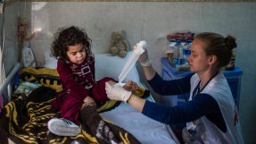Femåriga Faten får ett nytt bandage på sjukhuset i Hamdaniya, söder om Mosul, Irak. 