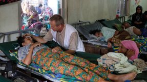 Läkaren Ian Cross hjälper en patient på kliniken i Kutupalong, Bangladesh.