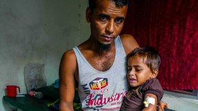 Den tioåriga flickan som togs omhand på vår vårdcentral i Cox's Bazar, Bangladesh. Här tillsammans med sin pappa.