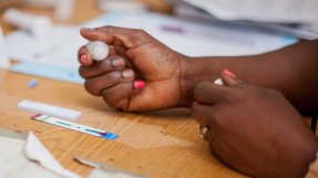 <p>En sjuksköterska genomför ett hivtest. </p>
En sjuksköterska genomför ett hivtest.