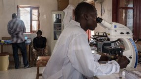 msf213547-sydsudan-agok-ultraljud.jpg Nya ultraljudsapparater förenklar medicinska undersökningar