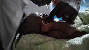 En nyfödd flicka får poliovaccin på Läkare Utan Gränsers sjukhus i Agok. 