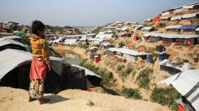 <p>Ett av de överfulla flyktinglägren för rohingas i Bangladesh.</p>
Ett av de överfulla flyktinglägren för rohingas i Bangladesh.