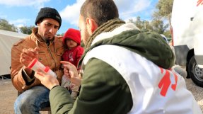 Syriska flyktingar tas emot på Läkare utan gränsers klinik utanför lägret Moria på Lesbos