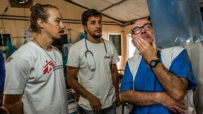<p>Läkarna Alexander Nyman och Mustafa Alajeeli tillsammans med kirurgen Gilles på sjukhuset i Old Fangak, Sydsudan.</p>
Läkarna Alexander Nyman och Mustafa Alajeeli tillsammans med kirurgen Gilles på sjukhuset i Old Fangak, Sydsudan.