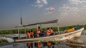 Ett mobilt team reser längs floden Phow, i Fangak-området, Sydsudan.