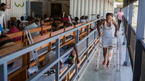 <p>Cheldine Jean Pierre skottskadades i benet. Hon bor i förort till Haitis huvustad Port-au-Prince och fick hjälp på sjukhuset Nap Kenbe.</p>
Cheldine Jean Pierre, i Haiti, som skottskadades i benet.