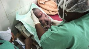 <p>Sjuksköterskor stimulerar en nyfödd bebis på sjukhuset i Jahun, Nigeria. </p>
Mödradödligheten är hög i Nigeria därför arbetar Läkare Utan Gränser med graviditets- och förlossningsvård.