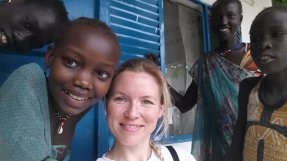 msf231156-sydsudan-krokodil-webb.jpg Lokoli och Heidi Strømsholt, tillsammans med Lokolis familj.