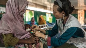 Rozias två månader gamla son Zubair får vård på ett av våra sjukhus i Goyalmara, Bangladesh.