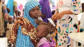 Maryam Sherif tillsammans med sin dotter Aisha i Muna-lägret i delstaten Borno, nordöstra Nigeria.