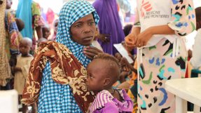 <p>Maryam Sherif tillsammans med sin dotter Aisha i Muna-lägret i delstaten Borno, nordöstra Nigeria.</p>
Maryam Sherif tillsammans med sin dotter Aisha i Muna-lägret i delstaten Borno, nordöstra Nigeria.