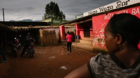Alice Matambo, Läkare Utan Gränser, utanför en populär bar i Malawi. Alice Matambo, Läkare Utan Gränser, utanför en populär bar i Malawi.