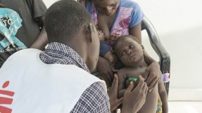 Ett barn undersöks på en mobil klinik i Nhasassa, Beira, Moçambique.