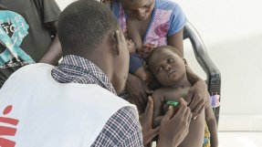 <p>Ett barn undersöks på en mobil klinik i Nhasassa, Beira, Moçambique.</p>
Ett barn undersöks på en mobil klinik i Nhasassa, Beira, Moçambique.