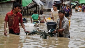 Tusentals har drabbats av översvämningar i Myanmar (Burma) i spåren av cyklonen Komen. Tusentals har drabbats av översvämningar i Myanmar (Burma) i spåren av cyklonen Komen.