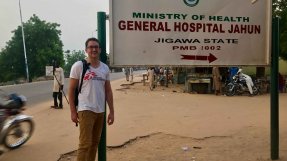 <p>Förlossningsläkaren och gynekologen Jared Watts i Jahun, Nigeria.</p>
Förlossningsläkaren och gynekologen Jared Watts i Jahun, Nigeria.