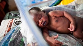 Ett barn på vårt sjukhus i Nasir, Sydsudan, som föddes innan vi fick stänga sjukhuset. Barnen på bilden är inte barnet som förekommer i artikeln. FOTO: Brendan Bannon.