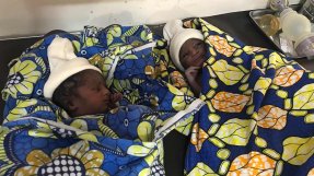 <p>Tvillingar förlösta på sjukhuset i Jahun, Nigeria, där Olof arbetade.</p>
Tvillingar förlösta på sjukhuset i Jahun, Nigeria, där Olof arbetade.