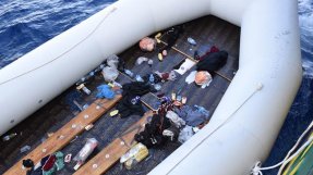 Många flyktingar försöker att ta sig med gummibåtar över Medelhavet till Europa. Foto: Franccesa Mapelli / MSF.
