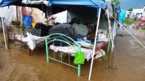 Sängar är inte längre tillåtna i flyktinglägret Tomping, de tar för mycket plats. Samtidigt som platsen ständigt översvämmas. FOTO: MSF