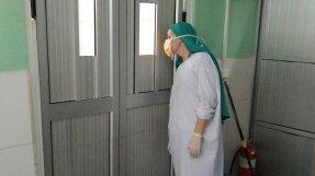 Sanna Sjöberg kikar in i operationssalen på sjukhuset i Khost, Afghanistan. 