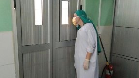 <p>Sanna Sjöberg kikar in i operationssalen på sjukhuset i Khost, Afghanistan. </p>
Sanna Sjöberg kikar in i operationssalen på sjukhuset i Khost, Afghanistan.
