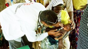 En av våra läkare undersöker ett litet barn på en av våra mobila kliniker i Somalia när vi hade verksamhet där.