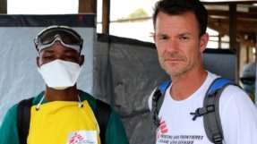 Stefan Liljegren (till höger) med en kollega i Monrovia som arbetar med hygien och desinfektion. FOTO: Läkare Utan Gränser.