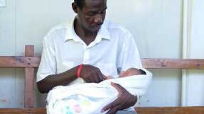 <p>Ett lyckligt möte med nyblivna pappan Ducastin som välkomnar sin son till världen.</p>
Stolt far med sitt nyfödda barn på förlossningskliniken i Haiti.