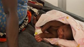 sydsudan-doro-sjukhus-bebis-webb.jpg Första barnet som föddes på nya sjukhuset i Doro, Sydsudan.