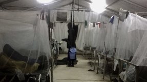 <p>En av våra matassistenter som går runt med en stor hink och delar ut en sorts mjölk till patienterna åtta gånger om dygnet. </p>
En av våra matassistenter som går runt med en stor hink och delar ut en sorts mjölk till patienterna åtta gånger om dygnet.