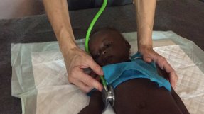 Läkaren Irena Novotna undersöker ett barn i flyktinglägret Yida i Sydsudan.