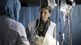 Sjuksköterskan Sabine på ett av våra sjukhus inne i Syrien.