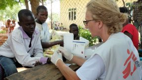 Sjuksköterskan Tina Dahl behandlar patienter efter striderna i Juba, Sydsudan.