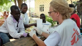 <p>Som sjuksköterska möter Tina människor som drabbats hårt av våldet i Juba.</p>
Sjuksköterskan Tina Dahl behandlar patienter efter striderna i Juba, Sydsudan.