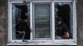 Industristaden Gorlovka i östra Ukraina bombarderas konstant. Alla byggnader har trasiga fönster – ett stort problem eftersom temperaturen sjunker till minus tio grader på nätterna.