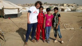 Vår psykolog Henrike tillsammans med tre av de barn som vi stöttat med psykisk hälsovård i flyktinglägret Domeez, Irak.